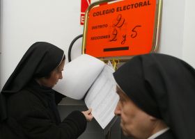 Katolick&aacute; c&iacute;rkev uspoř&aacute;dala proti socialistům t&eacute;měř regul&eacute;rn&iacute; kampaň.