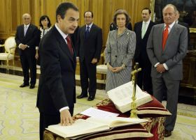 Zapatero skl&aacute;d&aacute; př&iacute;sahu před kr&aacute;lovsk&yacute;m p&aacute;rem.