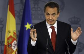 Premiér Zapatero. Bez většiny (chybí mu 7 křesel), ale s úsměvem. Premiér Zapatero. Bez většiny (chybí mu 7 křesel), ale s úsměvem.