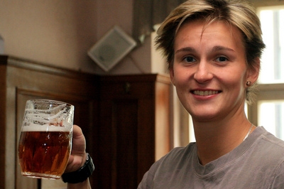 Mistryně světa v hodu oštěpem Barbora Špotáková v pražské restauraci u Pinkasů, kde se setkala s novináři. 