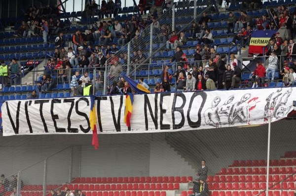 Vítězství nebo smrt...Všeříkající transparent. Vítězství nebo smrt...Všeříkající transparent.