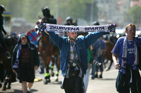Fotbalové příznivce doprovodili na stadion policisté na koních.