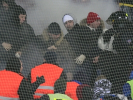 Pořadatel&eacute; měli co dělat, des&iacute;tky agresivn&iacute;ch fanou&scaron;ků ale zvl&aacute;dli.