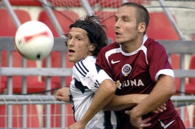 Marian Čišovský z Artmedie Petržalka (vlevo) a Miroslav Matušovič ze Sparty Praha