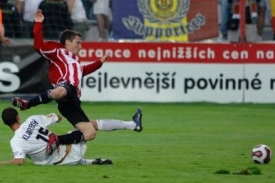 Jan Novotný z domácí Viktorie Žižkov padá přes Jiřího Kladrubského ze Sparty.