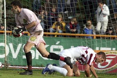 Brankář Baníku Sokolov Josef Kubásek (vlevo) a Miroslav Slepička ze Sparty Praha. 