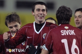 Kamil Vacek ze Sparty (uprostřed) se raduje z branky proti Zlínu.
