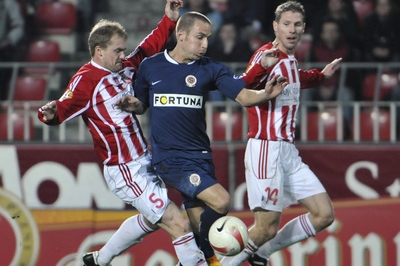 Miroslav Matušovič ze Sparty se probijí před branku Viktorie.