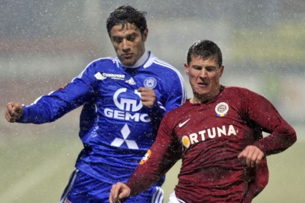 Olomoucký Rossi v souboji se sparťanem Pamičem.