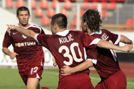 Marek Kulič a jeho spoluhráči oslavují vítězství v Poháru ČMFS