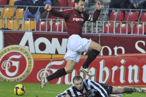 Patrik Berger ze Sparty přeskakuje budějovického Michaela Žižku.