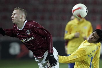 Michal Kadlec (vlevo) v souboji s curyšským Alphonsem