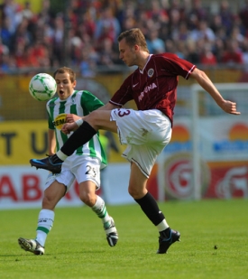 Martin Kotyza z Bohemians 1905 v souboji s Michalem Kadlecem ze Sparty