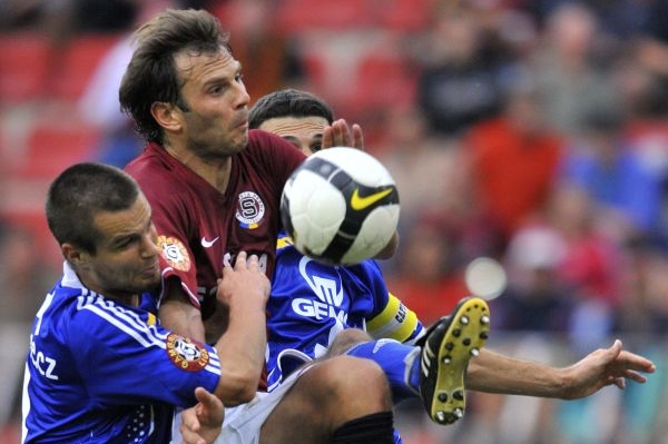 Agresivní hru Olomouce cítil i Patrik Berger (uprostřed).