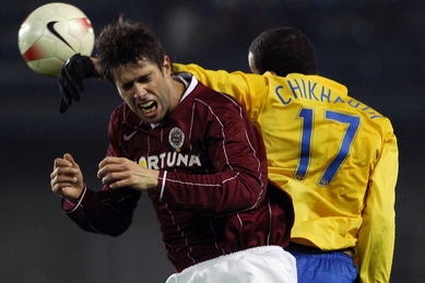 Miloš Brezinský v souboji s útočníkem Curychu  
