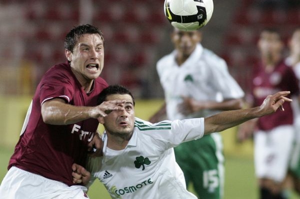 Miroslav Slepička (vlevo) v souboji s Loukasem Vyntrou.
