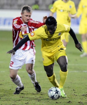 Jeden z &uacute;točn&iacute;ků Sparty Bony Wilfried (vpravo).