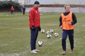 Mikkel Jensen a asistent trenéra Horst Siegl na tréninku Sparty.