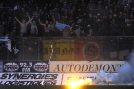 Sparťanští rowdies házeli v Olomouci na hrací plochu světlice.