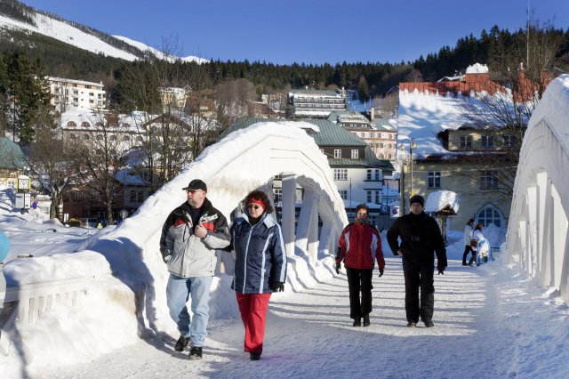 Turisté ve Špindlerově Mlýně.
