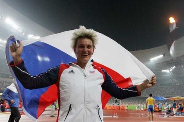 Radost Špotákové po zisku zlaté olympijské medaile.
