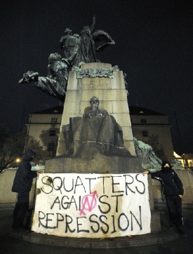 Stop policejní zlovůli, hlásaly transparenty squatterů.