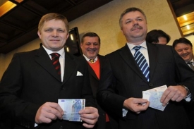 Ivan &Scaron;ramko a slovensk&yacute; premi&eacute;r Robert Fico (vlevo).