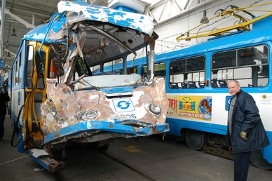 Zdemolovaná tramvaj po nedávné srážce v Ostravě.