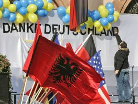 Děkujeme, Německo - za uznání. Albánci ve Frankfurtu nad Mohanem.