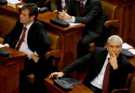Dvě hlavy Srbska: prezident Tadžič (vpravo) a premiér Kostunica.