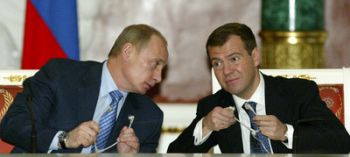 Dmitrij Medvěděv s Vladimirem Putinem na návštěvě Srbska.