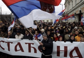 Srbov&eacute; v Bělehradu protestuj&iacute; proti odtržen&iacute; Kosova.