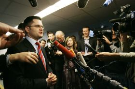 Srbský šéf diplomacie Jeremič obklopený novináři. 