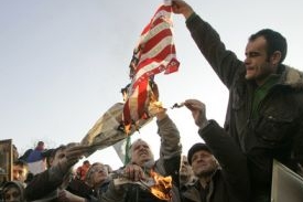 Hořící vlajka USA, srbská zloba. Hořící vlajka USA, srbská zloba.