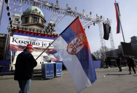 Přípravy na večerní demonstraci před budovou parlamentu v Bělehradě