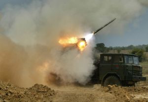 Vládní samohybný raketomet střílí na pozice Tygrů