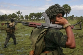 Voj&aacute;ci sr&iacute;lansk&eacute; arm&aacute;dy postupuj&iacute; proti tamilsk&yacute;m rebelům (2008).