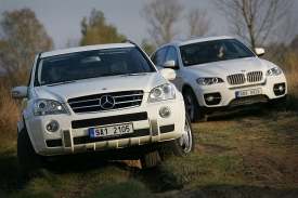 Mercedes se navzdory 510 koním umí pohybovat i v terénu, X6 ne.