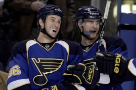 Autor prvn&iacute; hattricku v NHL Brandon Crombeen (vlevo).