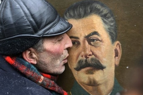 Gruzínec líbá Stalinův portrét (2007), oslavy 128.  výročí narození.