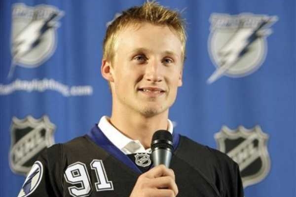 Steven Stamkos na tiskové konferenci poté, co byl draftován Tampou.