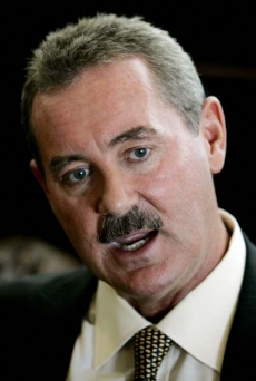 Allen Stanford čelí obvinění ze zpronevěry osmi miliard dolarů.