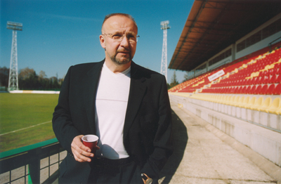 Fotbalový boss Jaroslav Starka ma pověst šéfa podsvetí. Ozbrojení bodyguardi a mnoho mrtvých v jeho okoli takovému renomé napomahají.