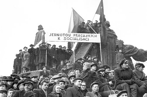 Občané naslouchají projevu Klementa Gottwalda 22. února 1948.