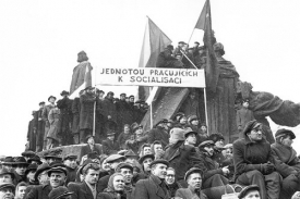 Občané naslouchají projevu Klementa Gottwalda 22. února 1948.