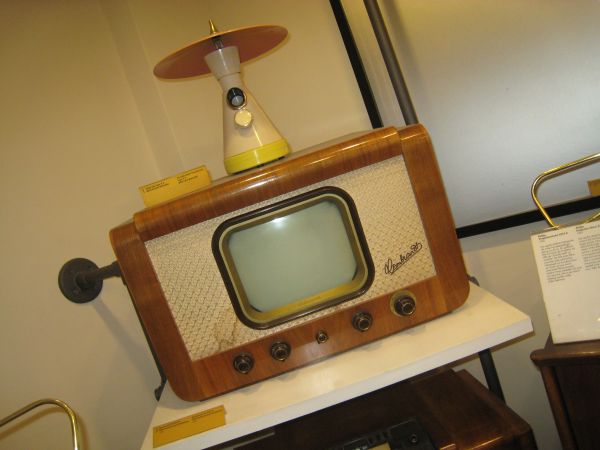 Starožitný ruský přijímač, model Leningrad