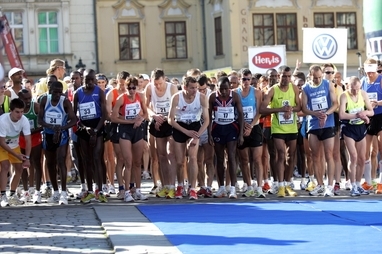 Start 11. ročníku pražského maratonu na Staroměstském náměstí.