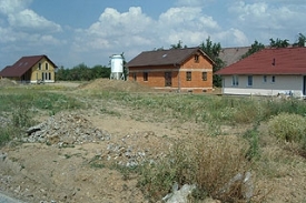 Podle statistik si lidé kupují stále větší parcely (Ilustrační foto). Podle statistik si lidé kupují stále větší parcely (Ilustrační foto).