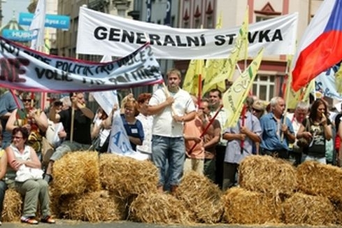 Odbory chystají vlnu protestů proti plánované novele zákoníku práce. Odbory chystají vlnu protestů proti plánované novele zákoníku práce.