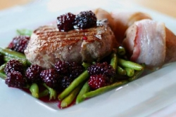 Steak z argentinské svíčkové s ostružinami (280 Kč)